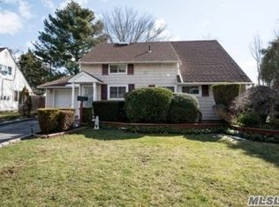 41 Fireplace Ln, Hicksville, NY 11801