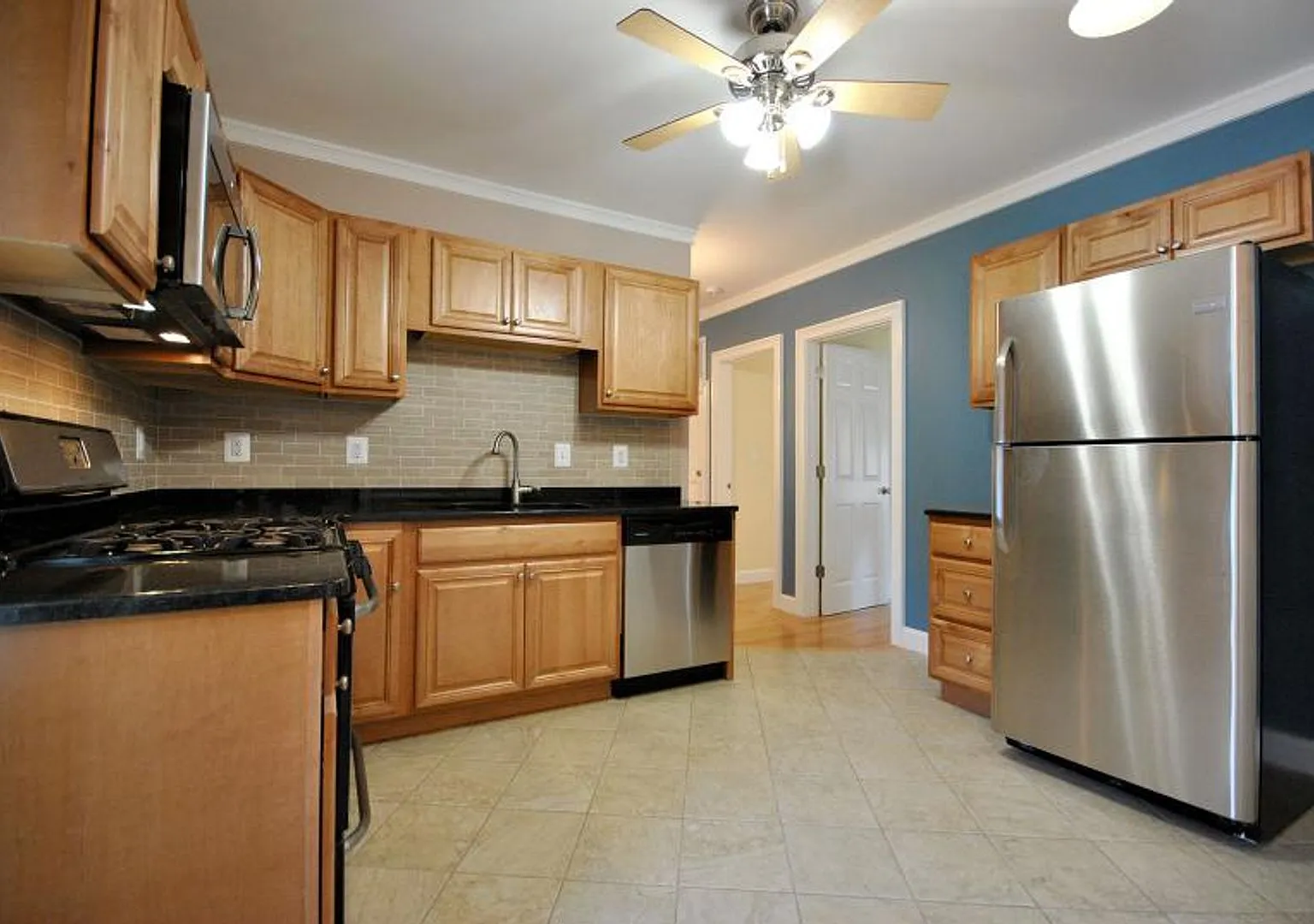 Great 3 bed w/ Parking Included in Brighton — Photo 1