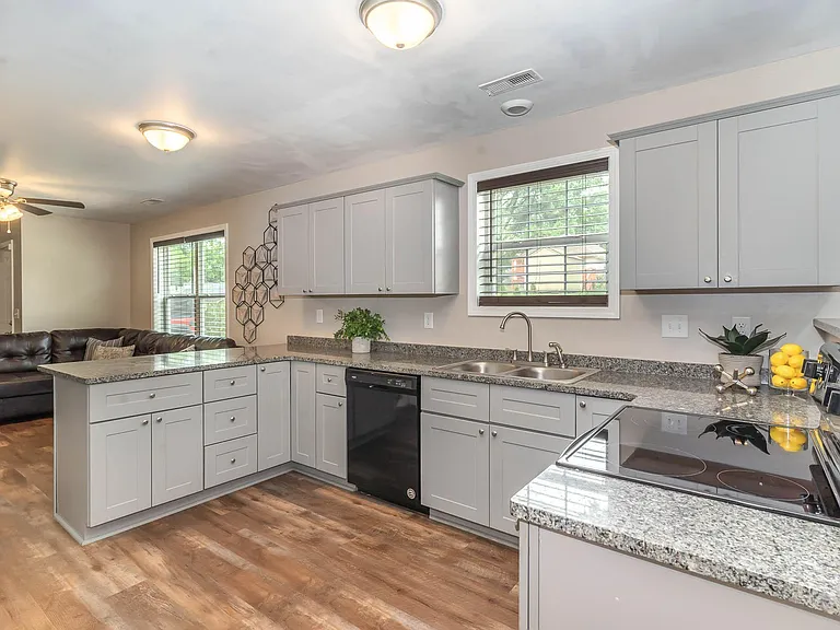 908 Mapleash Ave — Photo 8