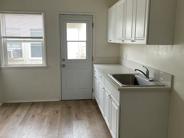 S Chapel Ave — Photo 3