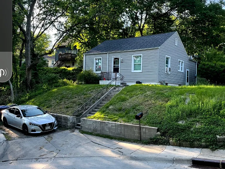 476 Houston Ave — Photo 1