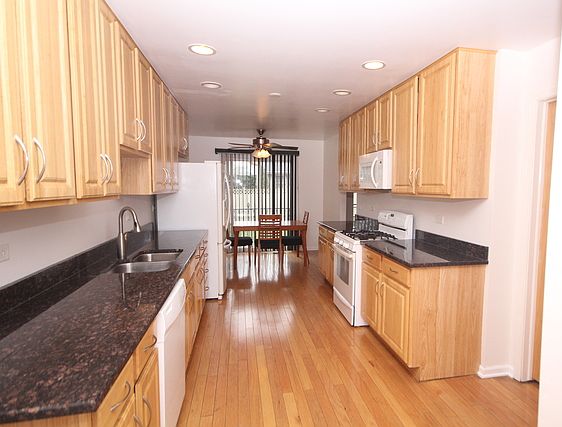 3rd image of 318 Surrey Ln