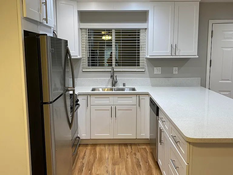 Monterey Villa Apartments — Photo 10