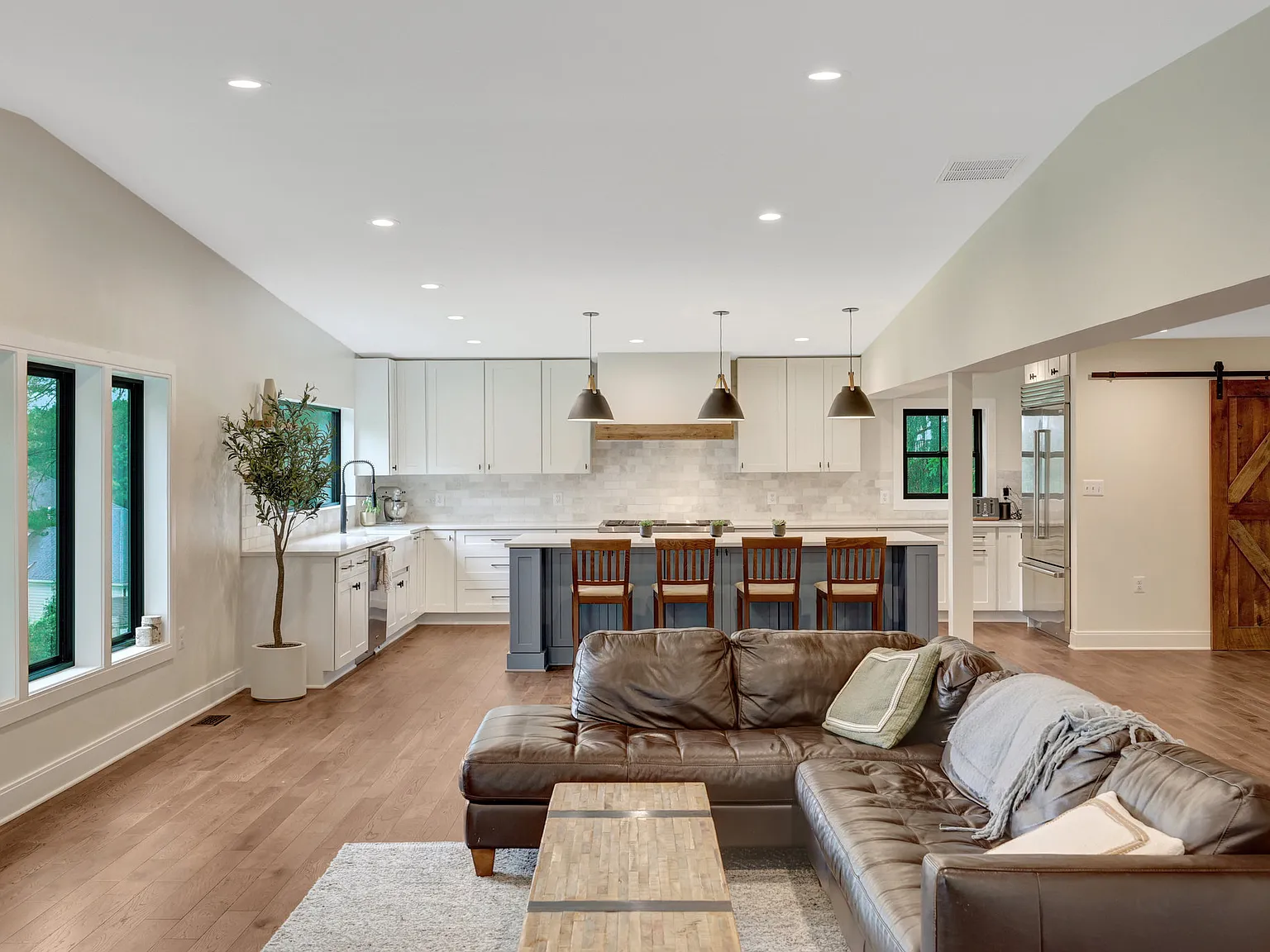 5 bed, 4300 sqft, $6,000 — Photo 4