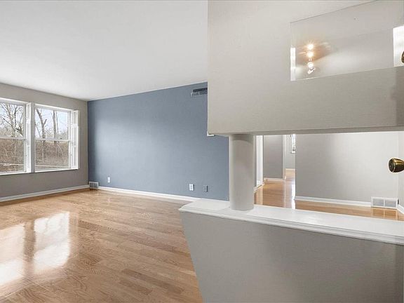 2nd image of 4 Delcrest Ct APT 203