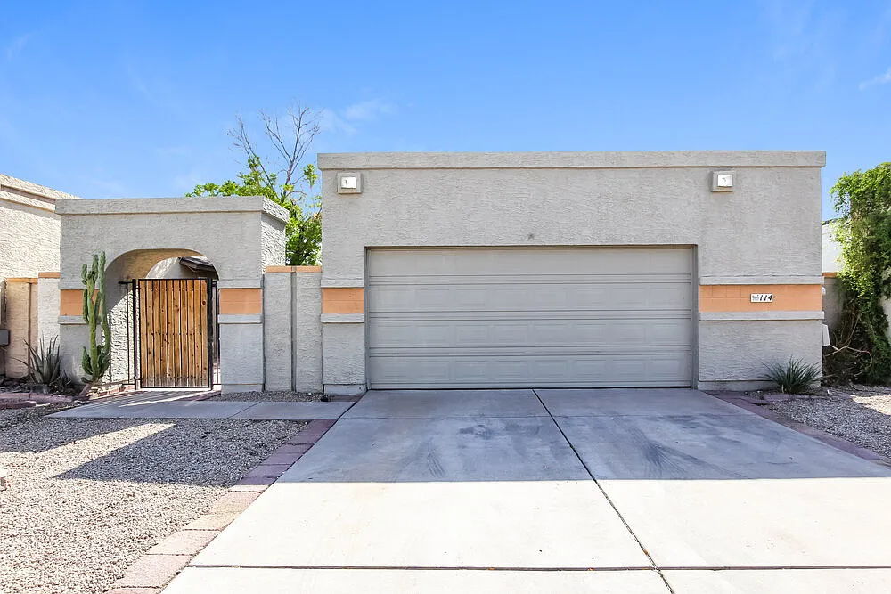 3 bed, 2.0 bath, 1136 sqft, $2,010 — Photo 1