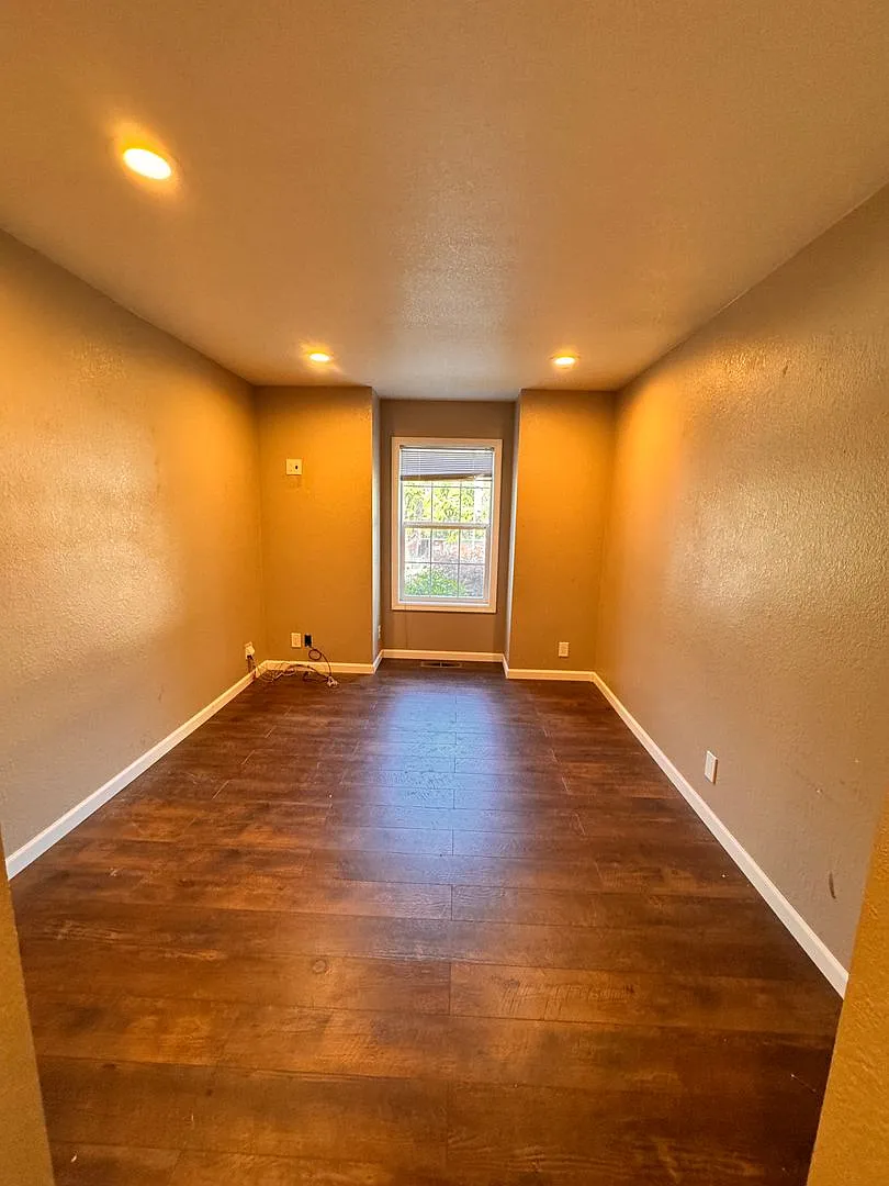 Hucrest 3 bedroom 2 bath home with garage — Photo 4