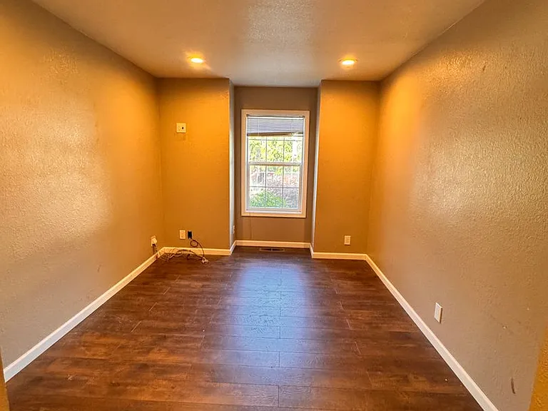 1327 NW Vallejo Dr — Photo 4