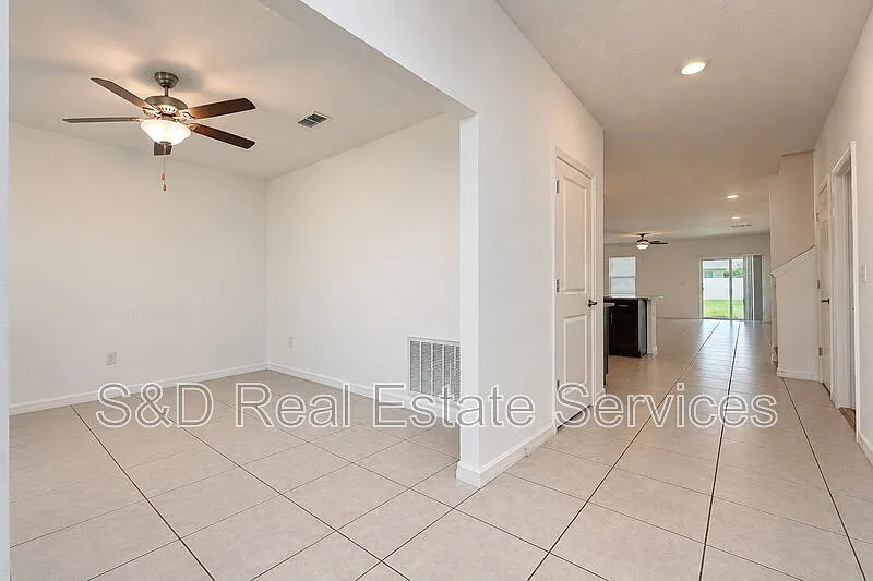 5 bed, 2.5 bath, 2896 sqft, $2,350 — Photo 3