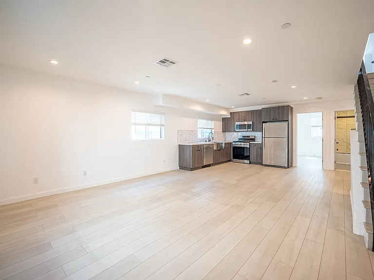 246 1/2 N Dillon St #246-1/2 — Photo 9