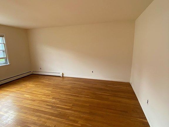 5th image of 218 Gainsborg Ave #43