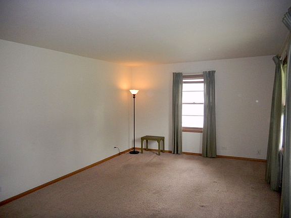 5th image of 325 Hillside Pl