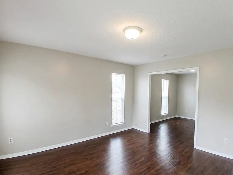 4407 Howardcrest Dr — Photo 3