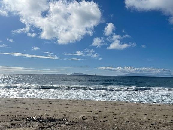 7 houses away you are walking the beach!