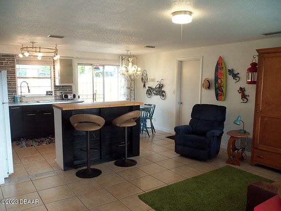 5th image of 160 Niver St