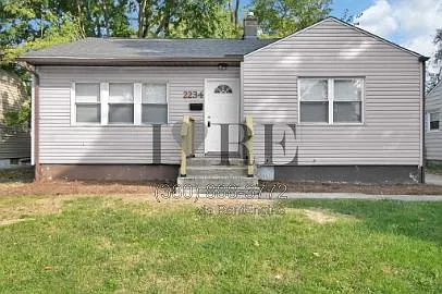 3 bed, 1.0 bath, 914 sqft, $1,550 — Photo 2