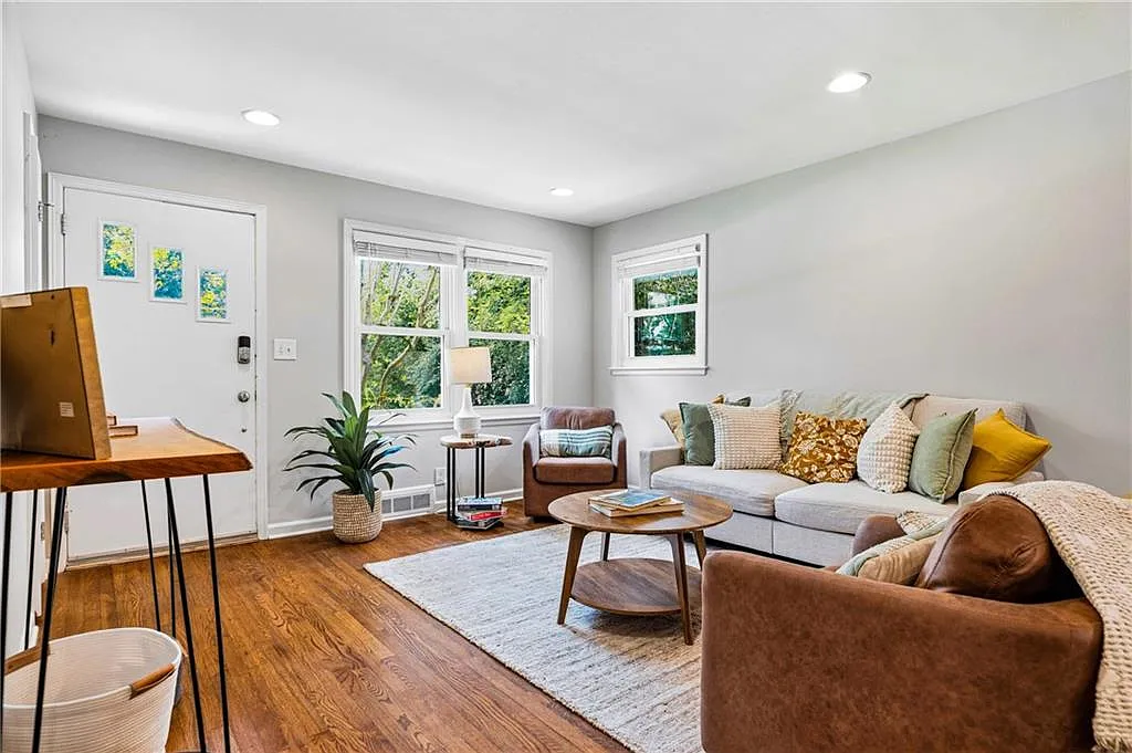 3 bed, 2.0 bath, 1320 sqft, $2,700 — Photo 4