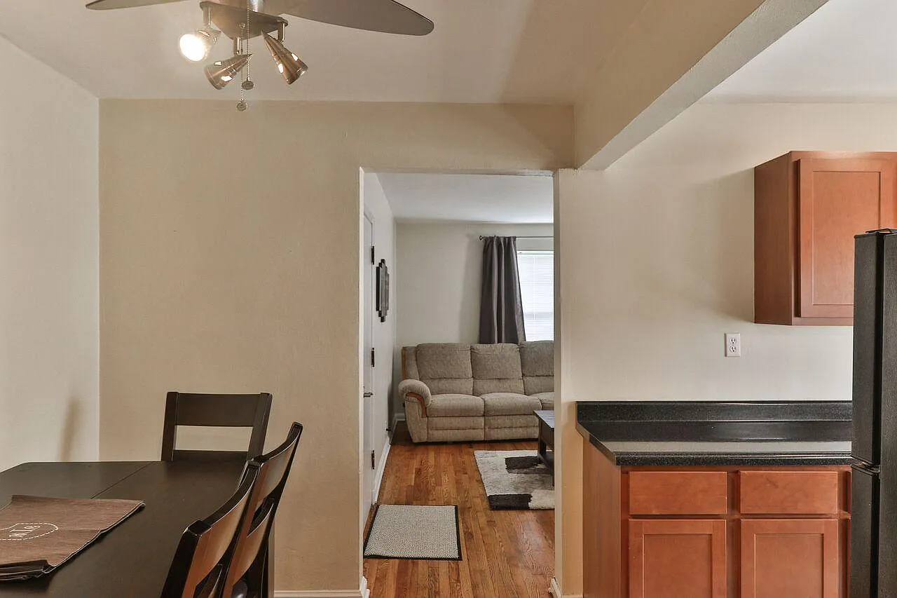 6927 Chippewa St — Photo 3