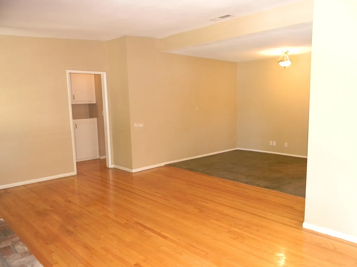 Building Photo - 1342 E Maple Ave