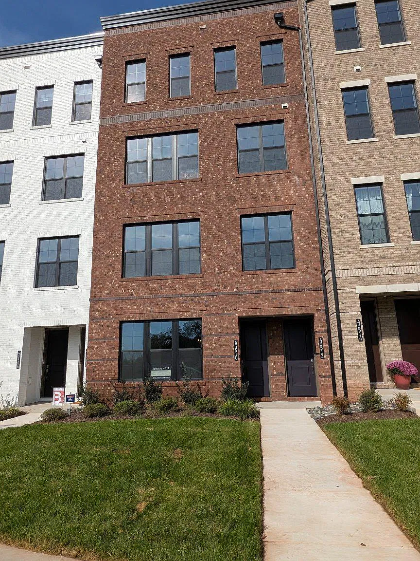 Metro Walk Flats/Lifts Condo — Photo 1