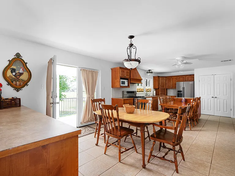 Dining area 1
