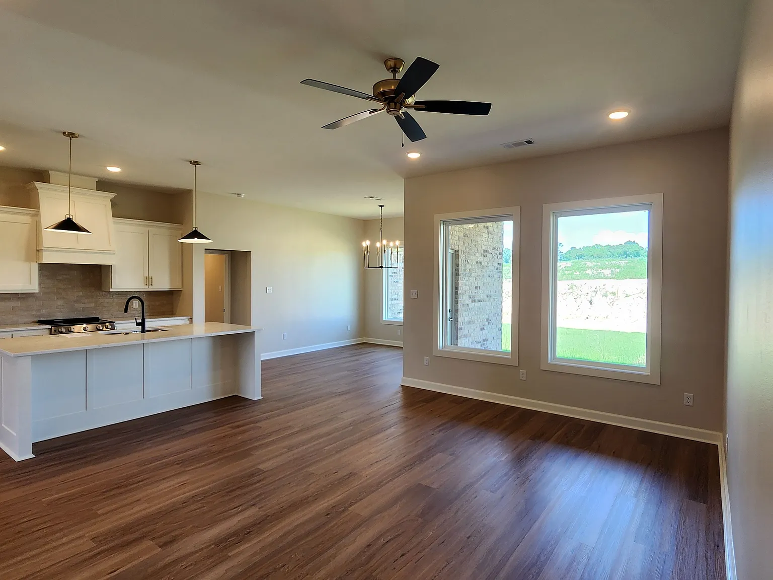 4 bed, 1907 sqft, $2,200 — Photo 2