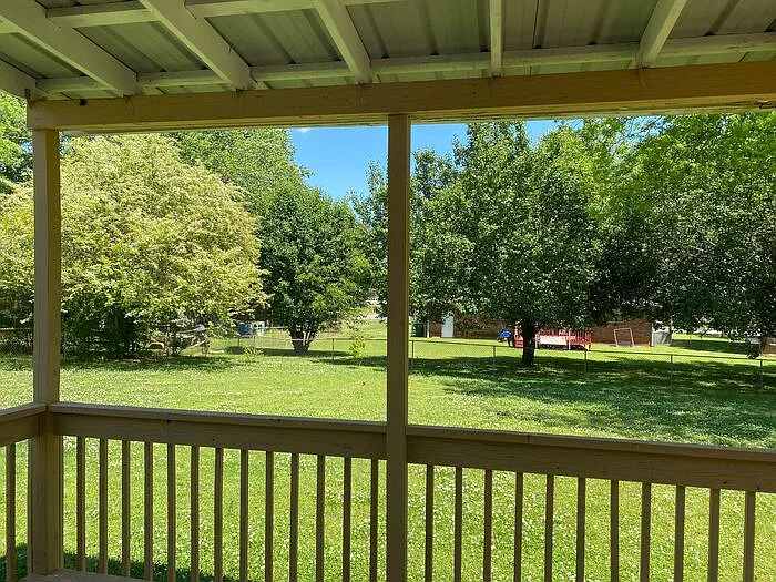 512 Clift Dr — Photo 2