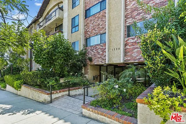 1735 N Fuller Ave #324 — Photo 9