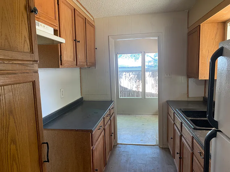 2416 Glenwood Dr — Photo 3