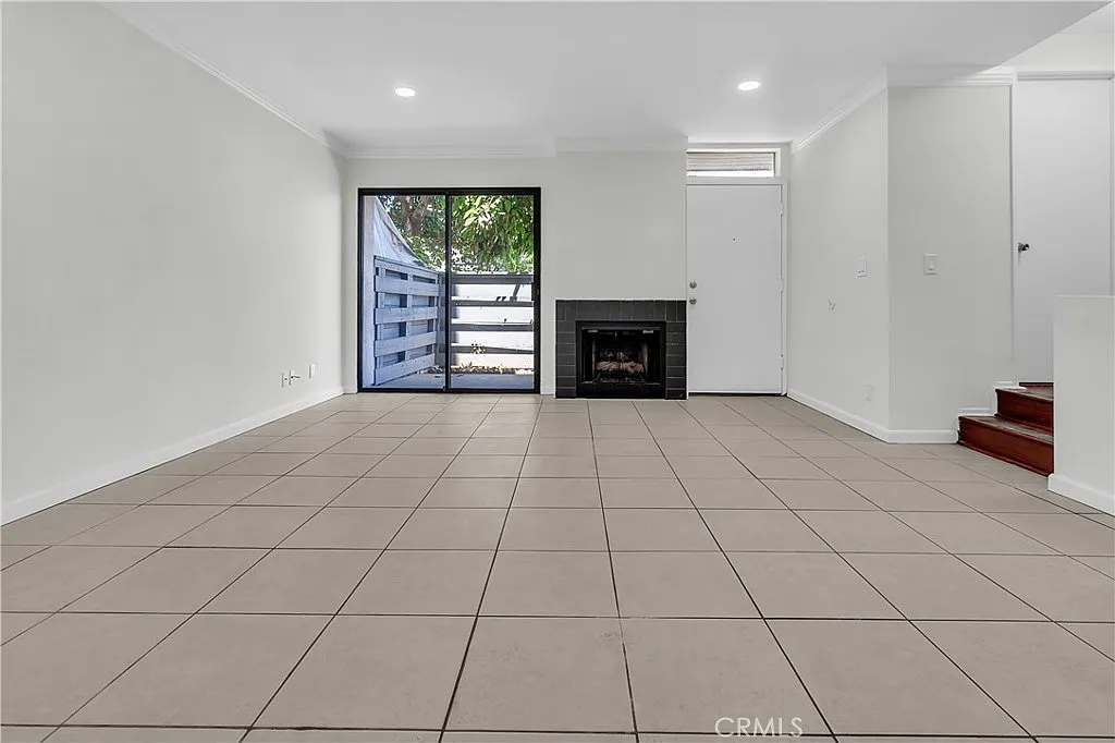 3 bed, 1186 sqft, $3,500 — Photo 2