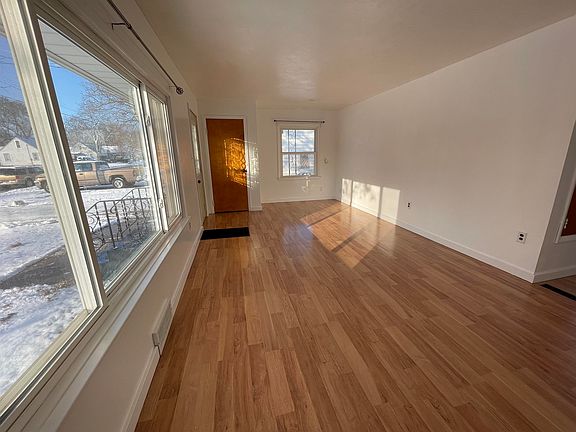 5th image of 704 Sycamore Ln