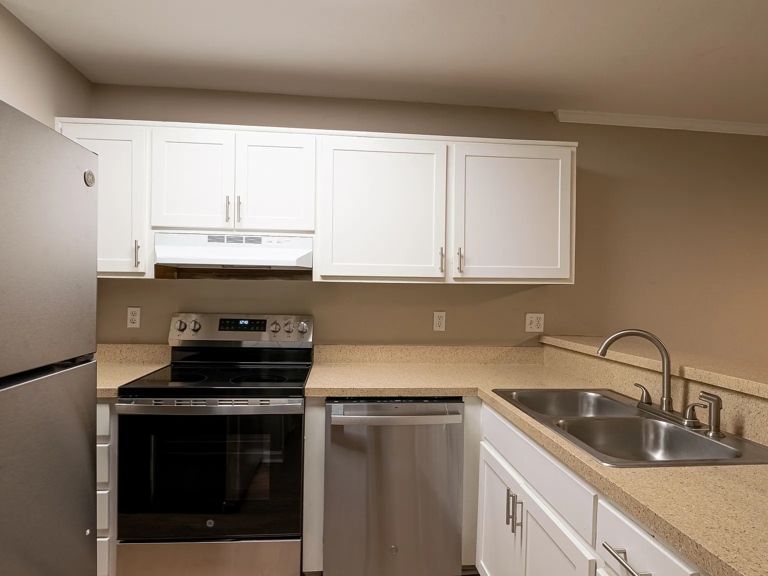 Tanager Apartments - 3218 B — Photo 2