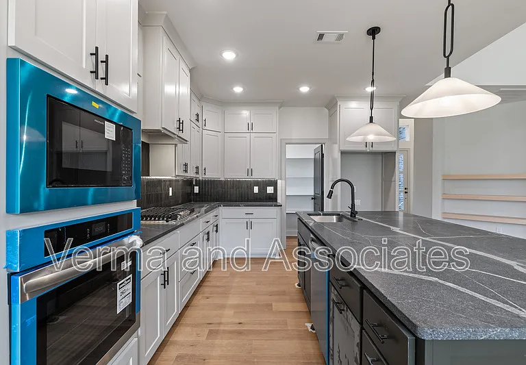 1121 Whistler St — Photo 14
