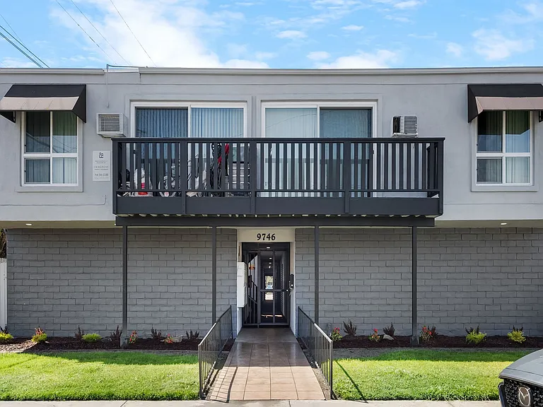 Park Apartments-Beautiful recently renovated — Photo 1
