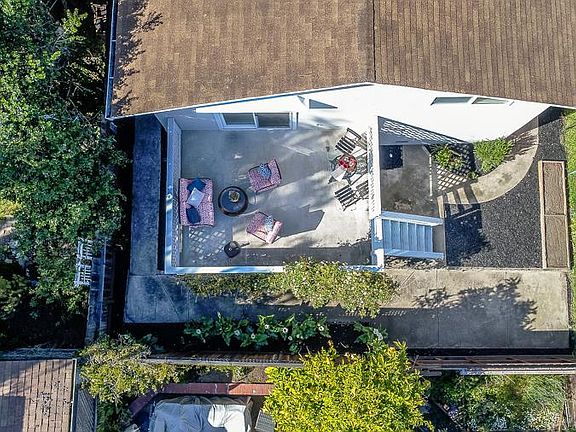 5th image of 329 Hillcrest Dr