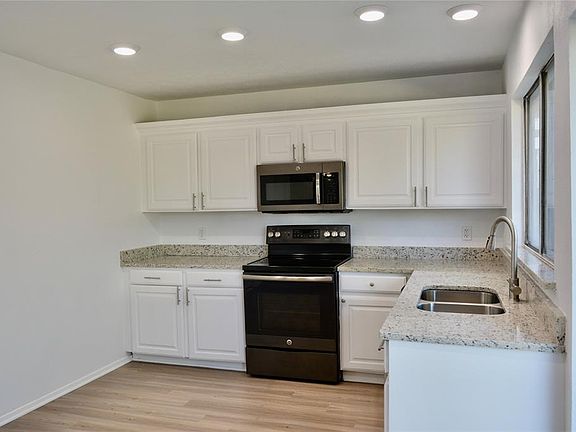 5th image of 647 Sweetbriar Dr