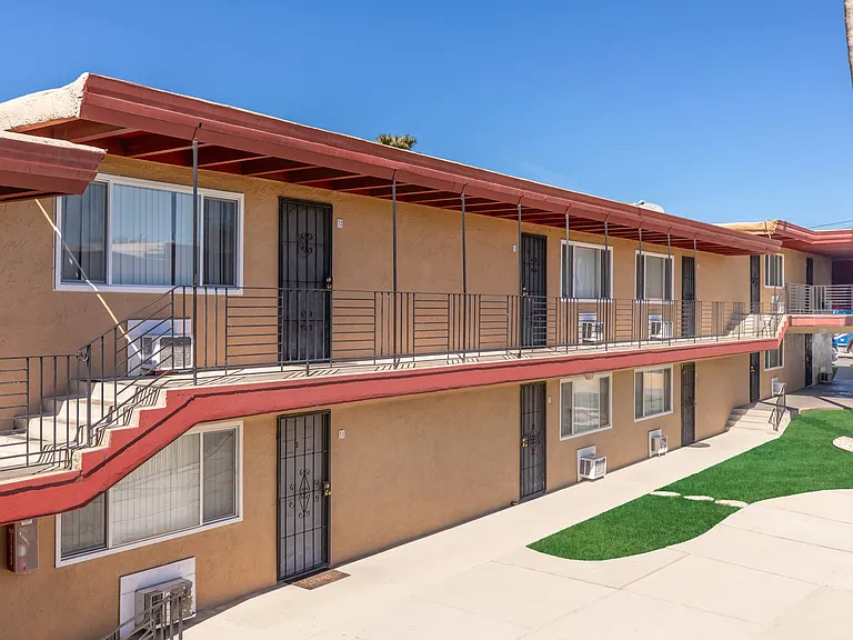 Oakridge Apartments — Photo 11