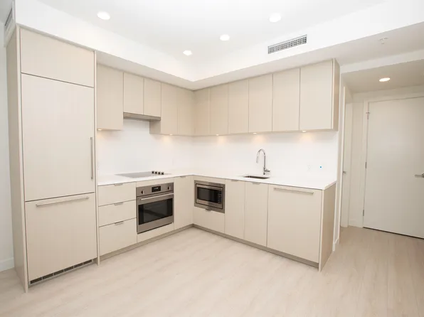 13675 107a Ave #2206, Surrey, BC V3T 2H2