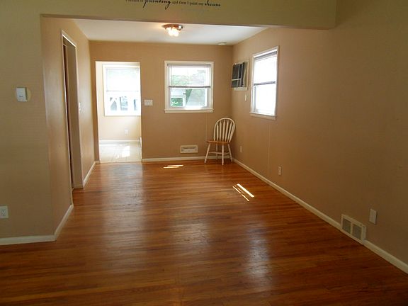 4th image of 241 Dubois Ave