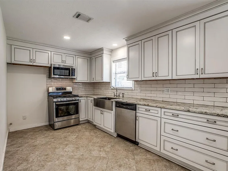 235 Live Oak St — Photo 9