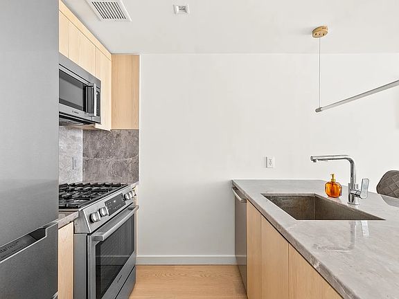 4th image of 567 Ocean Ave #B501