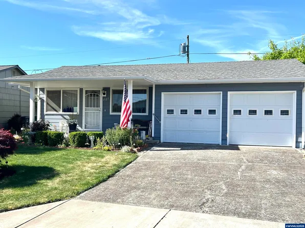 1527 Country Club Cir, Woodburn, OR 97071
