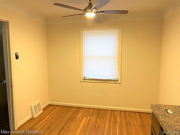 5th image of 3012 Greenfield Rd