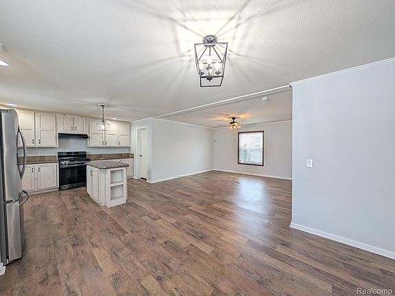 3rd image of 11045 Woodland Ridge Ct