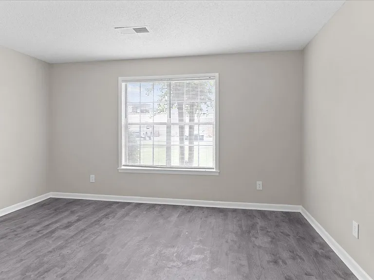 Chateau Apartments — Photo 18