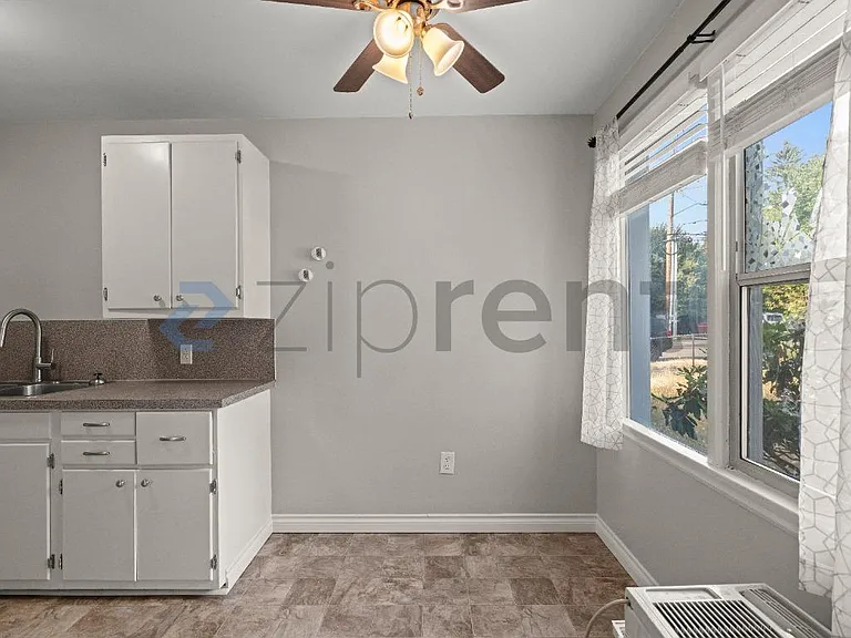 833 16th Ave — Photo 8