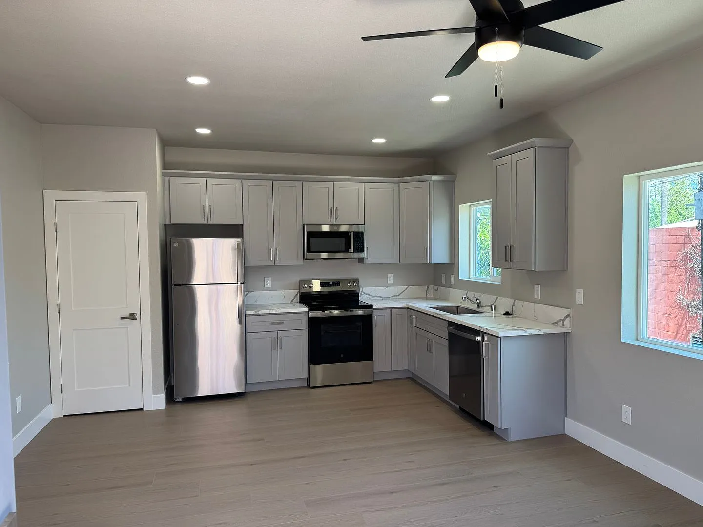 New Downtown Construction 650 Sqft. 1 Bedroom 1 Bathroom Unit for Leaase. — Photo 3