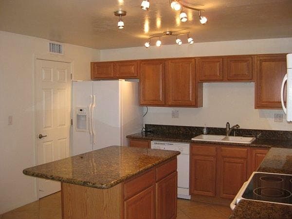 1st image of 913 N Desert Ave