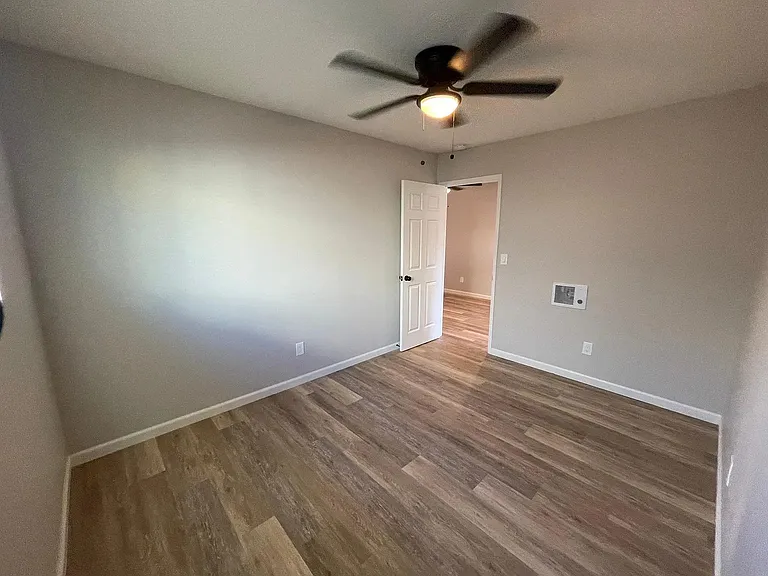 4037 Van Dyke Ave #B — Photo 15