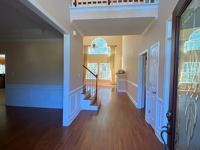 1002 Dorset Ln — Photo 2